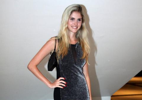  Muitos quilos mais magra, Bárbara Evans vai evento com namorado